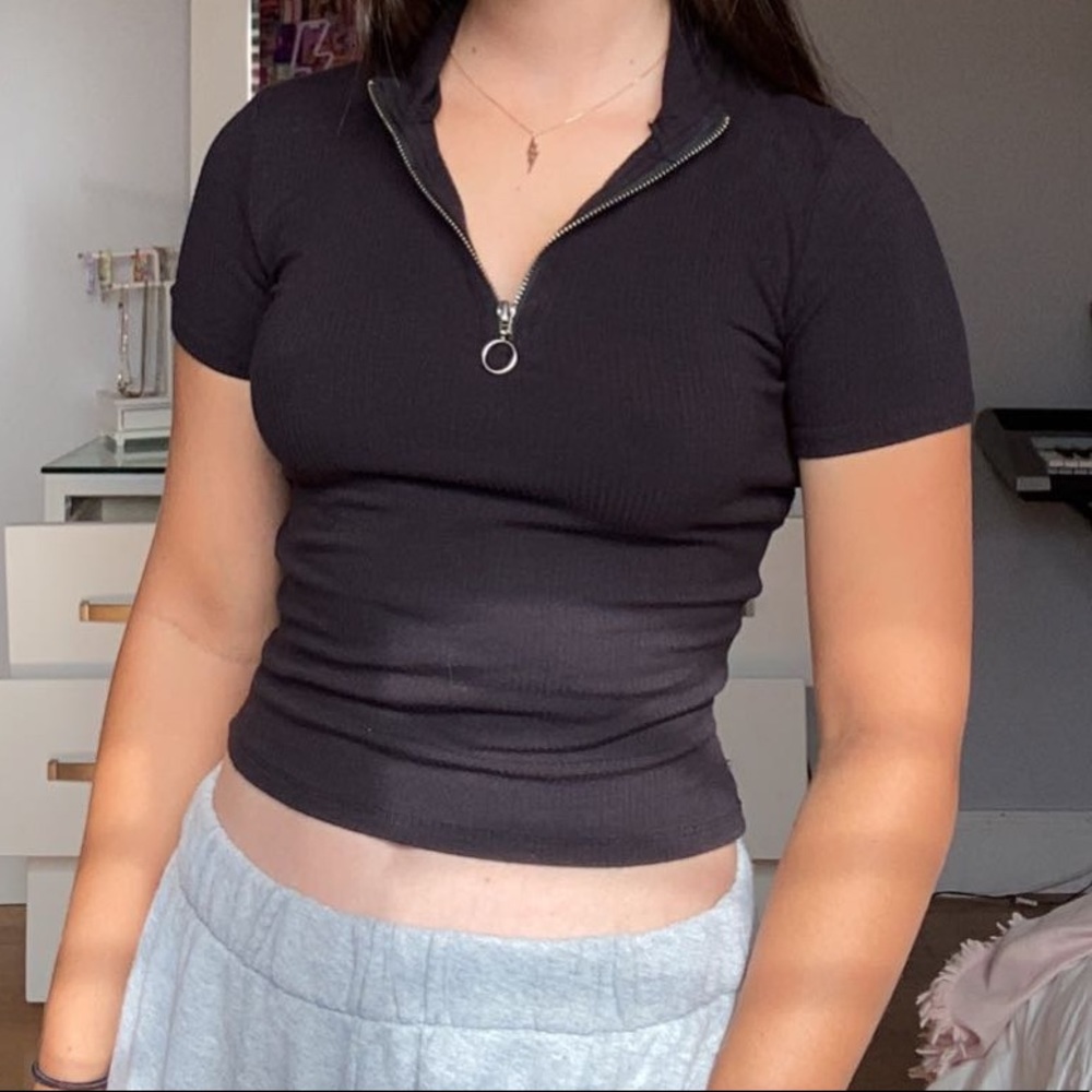 Super cute quarter zip black fitted top!